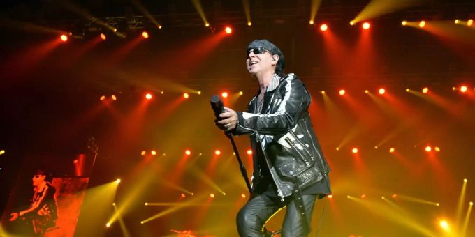 Scorpions wird das Musikfestival in Avenches rocken. Leadsänger Klaus Meine von Scorpion bei einem Auftritt.