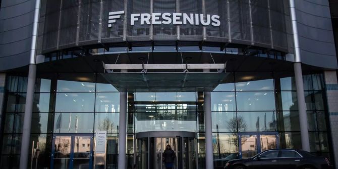 Das Firmenlogo ist am Firmensitz von Fresenius in Bad Homburg (D).