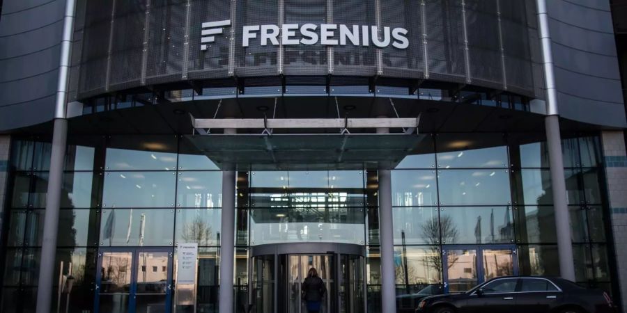 Das Firmenlogo ist am Firmensitz von Fresenius in Bad Homburg (D).