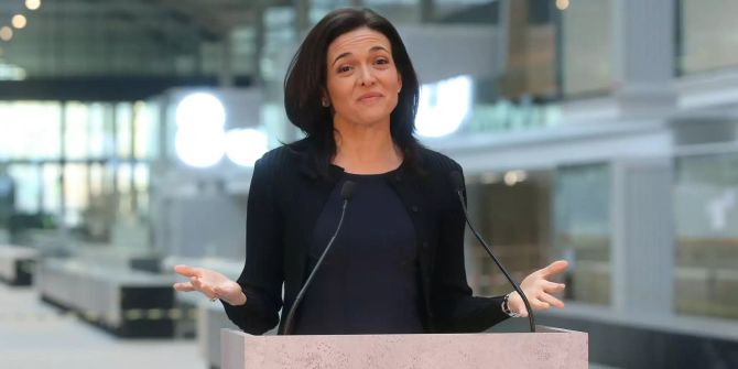 Sheryl Sandberg, Geschäftsführerin von Facebook, hält eine Rede während des Besuchs eines Start-up-Unternehmens in Paris.