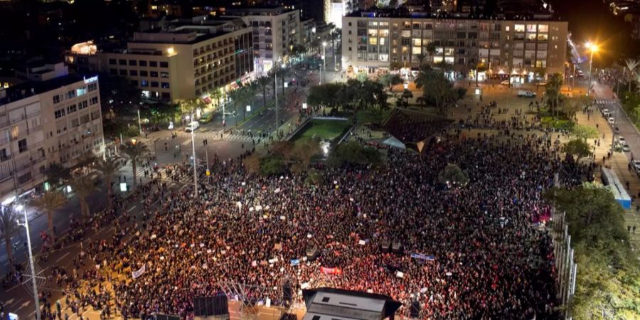 Auf dem zentralen Rabin-Platz in Tel Aviv haben sich am Dienstagabend rund 20'000 Menschen versammelt.