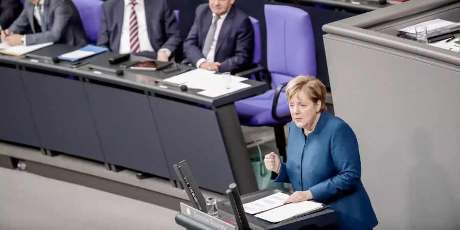 Bundeskanzlerin Angela Merkel (CDU) spricht im Bundestag.