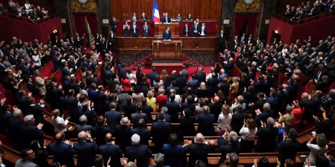 Emmanuel Macron hält eine Rede vor dem französischen Parlament.