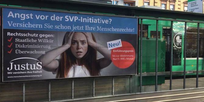 Ein Wahlplakat zur Selbstbestimmungsinitiative hängt in Basel.