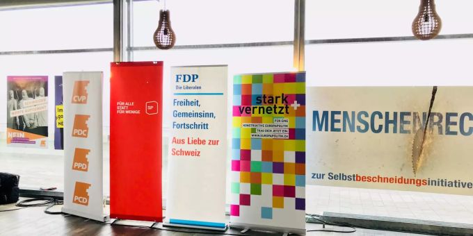 Plakate der Gegner der Selbstbestimmungsinitiative in Bern am Abstimmungssonntag, dem 25. November 2018. Plakate der Gegner der Selbstbestimmungsinitiative in Bern am Abstimmungssonntag, dem 25. November 2018.