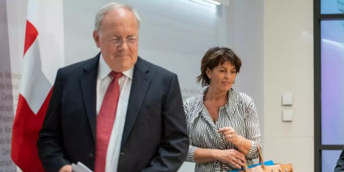 Bundesrat Johann Schneider-Ammann (l.) und Bundesrätin Doris Leuthard (r.) gehen an der Medienkonferenz des Bundesrats zu den eidgenössischen Abstimmungsergebnissen in Bern zu ihren Plätzen.