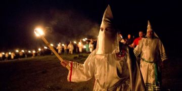 Mitglieder des Ku Klux Klan in ihrem Gewand.