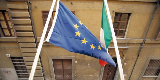 Auf einem Balkon in Turin (IT) wehen eine Landes- und eine EU-Flagge.