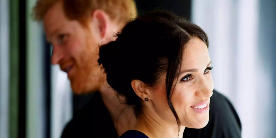 Meghan (r), Herzogin von Sussex, und Prinz Harry, Herzog von Sussex, feierten erst im Mai Hochzeit.