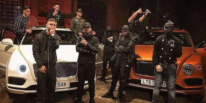 Die Mitglieder der albanischen Drogenbande «Hellbanianz» posieren auf Instagram unter anderem mit teuren Autos. Die Drogenbande «Hellbanianz» auf einem ihrer Instagram-Fotos.