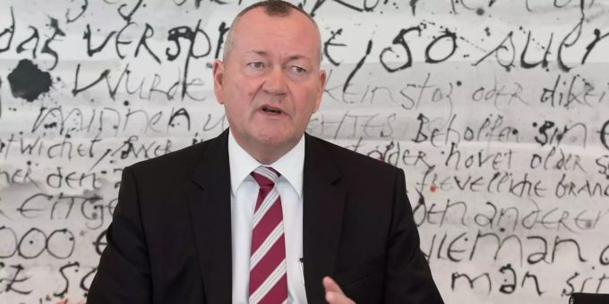 Urs Roth, CEO der Krankenkasse Visana, spricht an einer Pressekonferenz. Am 12. November hat er sich das Leben genommen. Urs Roth, CEO der Krankenkasse Visana, spricht an einer Pressekonferenz. Am 12. November hat er sich das Leben genommen.