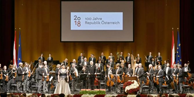 Ein Orchester tritt beim Staatsakt zum 100-jährigen Bestehen der Republik Österreich in der Wiener Staatsoper auf.