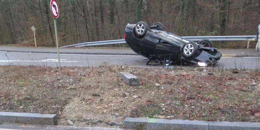 Das Auto kam auf dem Dach liegend zum Stillstand.