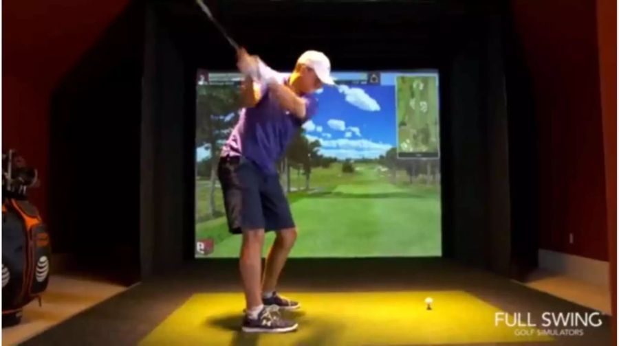 Pro-Golfer Jordan Spieht präsentiert den Golf-Simulator.