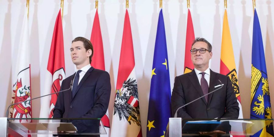 HC Strache (rechts neben Kanzler Sebastian Kurz) vor der EU-Flagge.