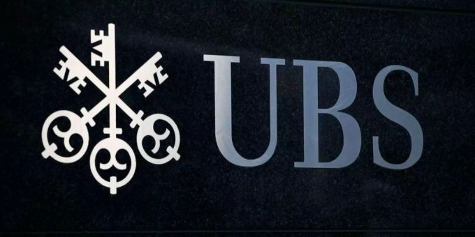 Die Grossbank UBS wehrt sich weiter gegen eine bedingungslose Lieferung von UBS-Kundendaten im Zusammenhang mit dem Amtshilfegesuch aus Frankreich. (Archivbild) UBS, Logo