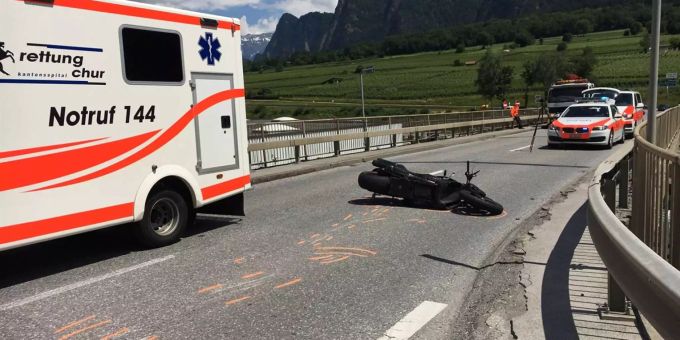 In Zizers GR kollidierte heute Samstag ein Auto mit einem Motorrad. Der Motorradfahrer wurde verletzt ins Spital gebracht. In Zizers GR kollidierte heute Samstag ein Auto mit einem Motorrad. Der Motorradfahrer wurde verletzt ins Spital gebracht.