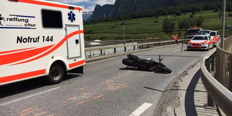 In Zizers GR kollidierte heute Samstag ein Auto mit einem Motorrad. Der Motorradfahrer wurde verletzt ins Spital gebracht.