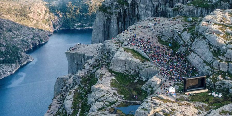 Hunderte versammeln sich an der Felsplattform «Preikestolen» im Westen Norwegens um die norwegische Filmpremiere von «Mission Impossible – Fallout» mit Schauspieler Tom Cruise im Freien zu geniessen.