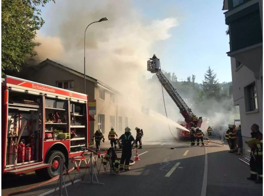 Löscheinsatz der Feuerwehr - Kapo Schwyz