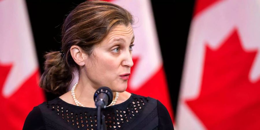 Chrystia Freeland, Aussenministerin von Kanada, spricht bei ihrer Ankunft zu einem Kabinettstreffen mit Journalisten.