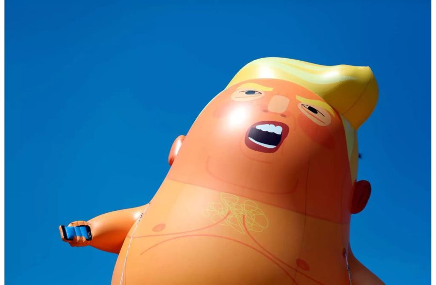 Der Luftballon von Baby-Trump als Zeichen des Protests in London – natürlich mit dem Handy um zu twittern in der Hand.