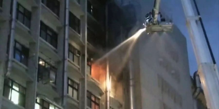 Das Videostandbild zeigt taiwanesische Feuerwehrleute im Einsatz gegen einen Brand in einem Spital im Norden des Inselstaates.