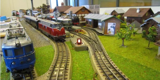 Verspielte Retro-Recyclingwelt, in der Eisenbahnen aus alten Kartonverpackungen, Holzresten/-abfällen und Konservendosen gebaut sind. Besucher können beim Recycling-Rangierspiel selbst erfahren, was mit Alu, Glas, Pet, Karton und Co nach der Sammelstelle passiert. Wer es schafft, mit der Modellbahn ohne Crash am normalen Bahnverkehr vorbei die Recyclinggüter zu verteilen, erwartet eine kleine Überraschung. Verspielte Retro-Recyclingwelt, in der Eisenbahnen aus alten Kartonverpackungen, Holzresten/-abfällen und Konservendosen gebaut sind. Besucher können beim Recycling-Rangierspiel selbst erfahren, was mit Alu, Glas, Pet, Karton und Co nach der Sammelstelle passiert. Wer es schafft, mit der Modellbahn ohne Crash am normalen Bahnverkehr vorbei die Recyclinggüter zu verteilen, erwartet eine kleine Überraschung.