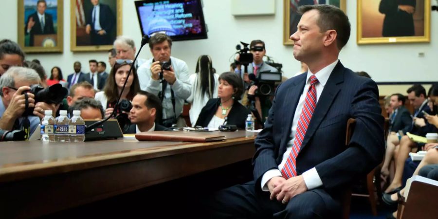 Peter Strzok, früher stellvertretender Direktor des FBI, wartet auf den Beginn einer gemeinsamen Anhörung des Justizausschusses zum Thema «Überwachung der Aktivitäten des FBI und des Justizministeriums im Zusammenhang mit den Wahlen 2016» auf dem Capitol Hill in Washington (Archiv).