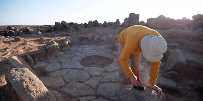 Beim fruchtbaren Halbmond – dem Winterregengebiet am Rande der Syrischen Wüste – ackerten die ersten Bauern. Beim fruchtbaren Halbmond – dem Winterregengebiet am Rande der Syrischen Wüste – ackerten die ersten Bauern.
