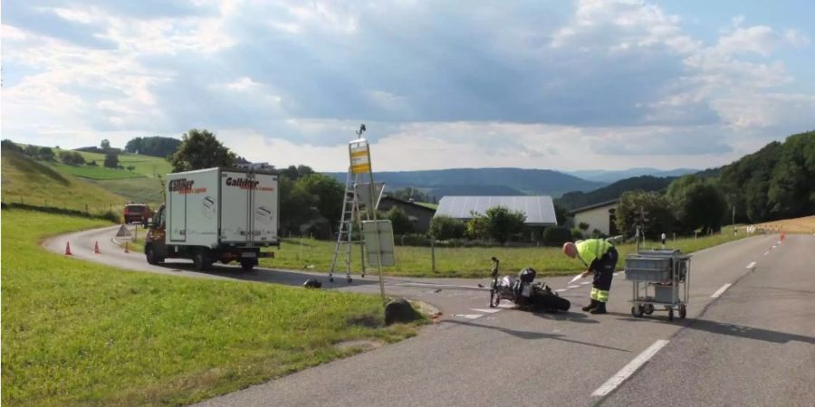 Bei einem gewagten Überholmanöver prallte der Töfffahrer in einen Lastwagen, der nach links abbog.