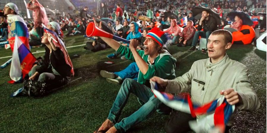 Schlechte Nachrichten für Fussballfans: Die Moskauer Fanzone muss für die ersten Achtelfinal-Spiele geschlossen werden. Es droht ein Untwetter.