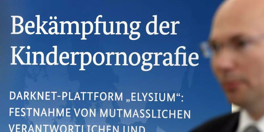 Oberstaatsanwalt Georg Ungefuk, Sprecher der Generalstaatsanwaltschaft Frankfurt, spricht während einer Pressekonferenz von Bundeskriminalamt (BKA) und Generalstaatsanwaltschaft vor einem Plakat mit der Überschrift "Bekämpfung der Kinderpornografie".