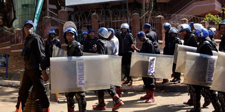 Polizisten patrouillieren vor dem Hauptquartier der Wahlkommission nach Bekanntgabe der ersten offiziellen Wahlergebnisse in Harare.