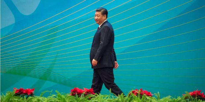 Da geht er: Chinas Präsident Xi Jinping macht eine Afrika-Rundreise, um Chinas Einfluss auf dem «vergessenen Kontinent» auszubauen. Da geht er: Chinas Präsident Xi Jinping macht eine Afrika-Rundreise, um Chinas Einfluss auf dem «vergessenen Kontinent» auszubauen.