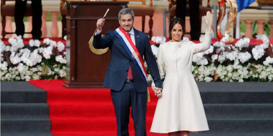 Abdo Benitez (r) und seine Frau Silvana Lopez Moreira winken, nachdem Abdo als Präsident von Paraguay vereidigt wurde.