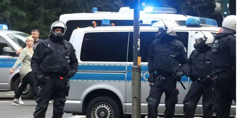 Polizisten im Einsatz bei der Attacke auf einen Kölner Fanbus.