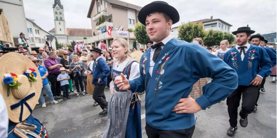 Eine Trachtengruppe während dem Abschluss-Festumzug.