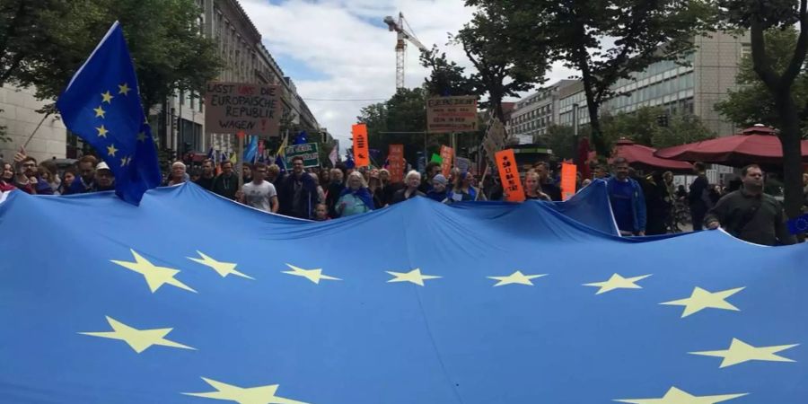 «Zusammen sind wir stärker»: Unter dem Hashtag #MarchForANewEurope gehen zahlreiche EU-Bürger für die europäische Einheit auf die Strasse.