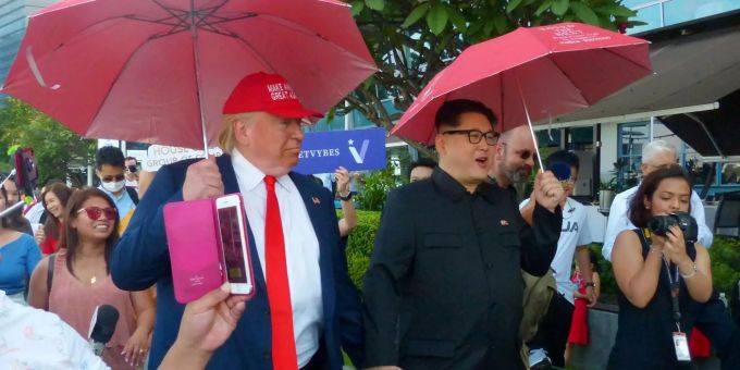 Howard X, Doppelgänger des koreanischen Machthabers Kim Jong Un, und Dennis Alan, Doppelgänger von US-Präsident Donald Trump. Howard X, Doppelgänger des koreanischen Machthabers Kim Jong Un, und Dennis Alan, Doppelgänger von US-Präsident Donald Trump.
