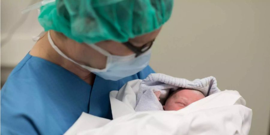 Einer britischen Krankenschwester wird die Tötung von mindestens acht Baby vorgeworfen.