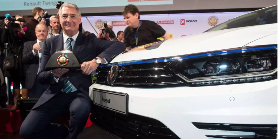 Heinz-Jakob Neusser, Chef-Entwickler der Volkswagen AG, mit dem neuen Volkswagen Passat, der Auto des Jahres 2015, während der Verleihungszeremonie and dem 85. Genfer Auto-Salon.