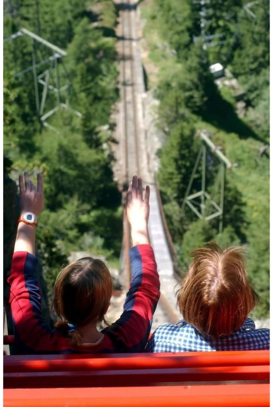 Touristen auf der Gelmerbahn im Grimselgebiet.