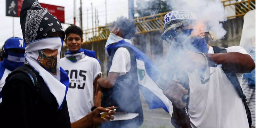 Zahlreiche Menschen in Nicaragua protestieren teils gewaltsam gegen den Präsidenten Daniel Ortega.