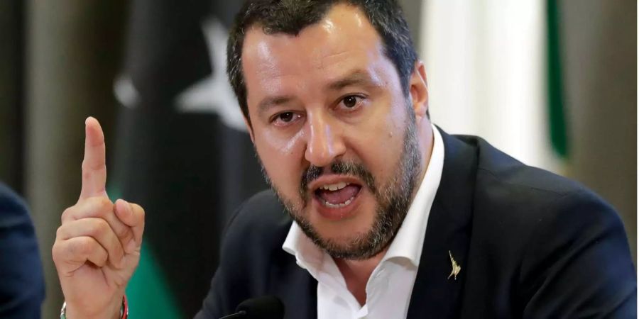 Italiens Innenminister Matteo Salvini spricht auf einer Pressekonferenz.