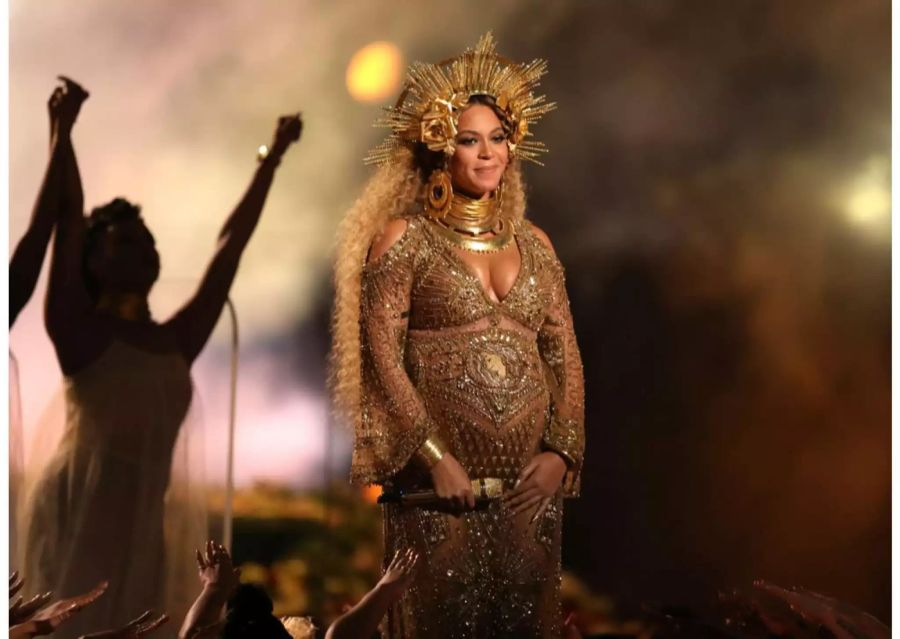 Immer in extravaganten Kostümen: Beyoncé performt 2017 an den Grammy Awards schwanger und ganz in Gold gehüllt.