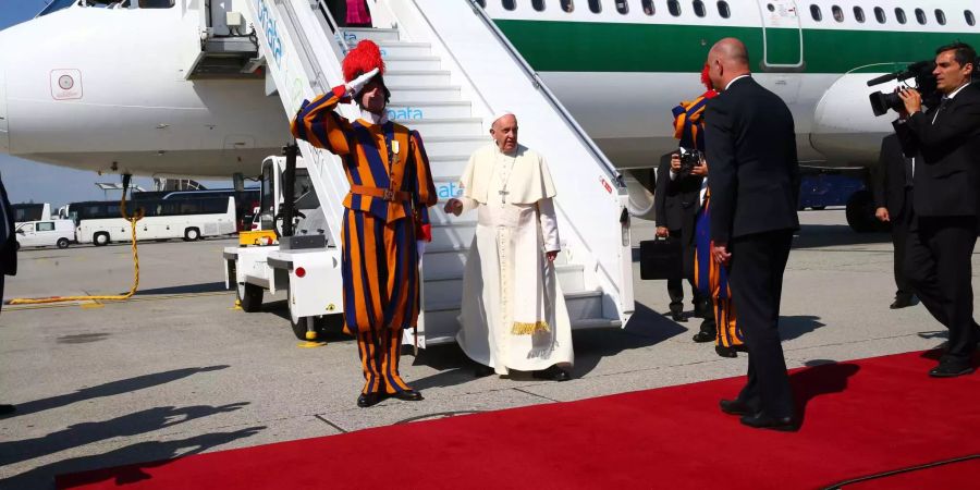 Später besuchte der Papst den Ökumenischen Rat der Kirchen.
