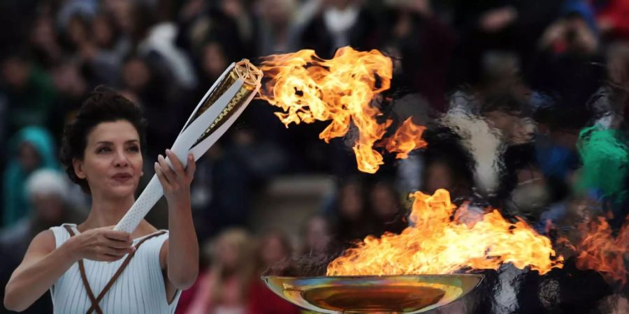 Zu den Winterspielen 2018 in Pyeongchang (KOR) entzündet Schauspielerin Katerina Lehou die Flamme.