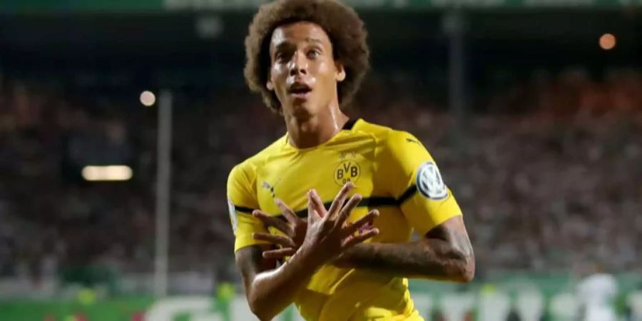 Dortmund-Spieler Axel Witsel macht nach seinem Tor den Doppeladler.