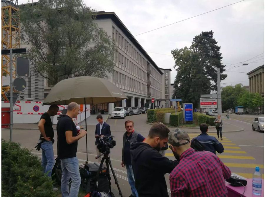 Italienische Journalisten warten vor dem Unispital.